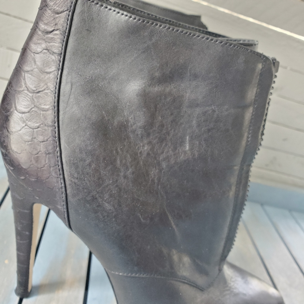 BCBG MAXAZRIA Perro Leather Bootie Heels Black Size 10 - Picture 3 of 16